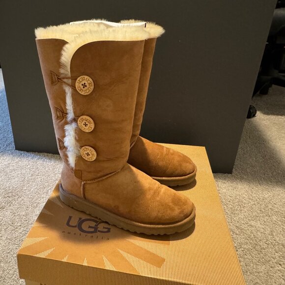 UGG Bailey Button Triplet Chestnut Suede Sheepskin Women’s Boots Size 7 w/Box - Picture 3 of 8